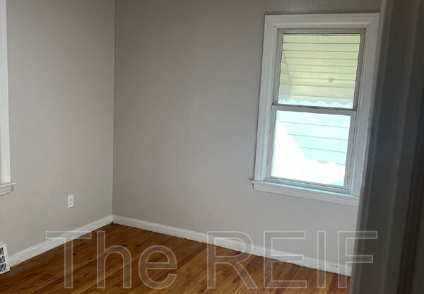 109 W MAPLE ST