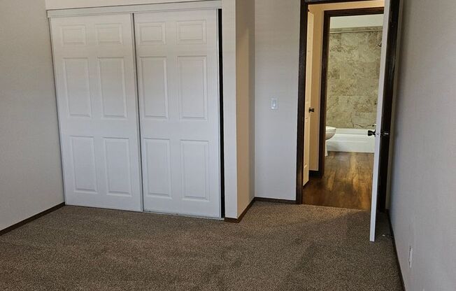 1 bed, 1 bath, 955 sqft, $1,195, Unit 33 - 205