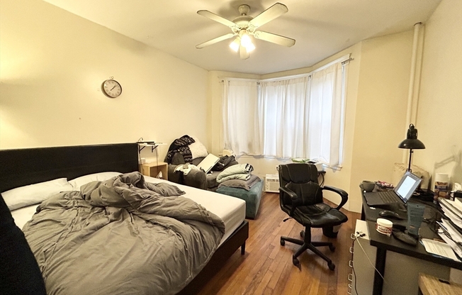 2 beds, 1 bath, $3,550, Unit 11