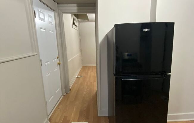 1 bed, 1 bath, $925, Unit 211 W King Apt 2