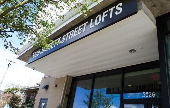 Top Floor Urban 1 Bedroom w/Large Picture Windows, A/C, W/D + Views!