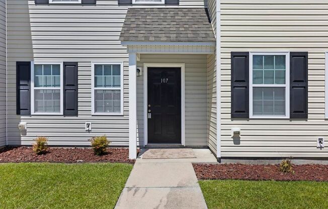 Minutes to OAJ Airport! Newly Remodeled Townhome!