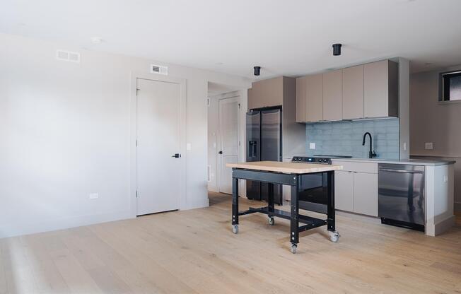 2228 N KEDZIE