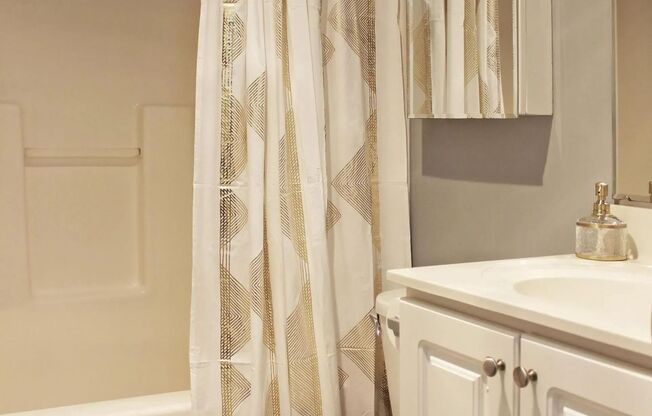 3 beds, 3 baths, 944 sqft, $1,720, Unit 1302