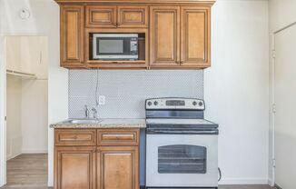 Studio, 1 bath, 250 sqft, $1,335, Unit 17