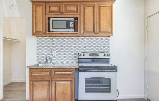 Studio, 1 bath, 250 sqft, $1,335, Unit 17