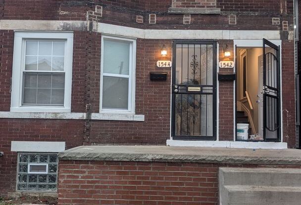 2 beds, 1 bath, $1,100, Unit 1544 W. Euclid