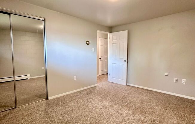 3 beds, 1.5 baths, 1,000 sqft, $1,300, Unit 715