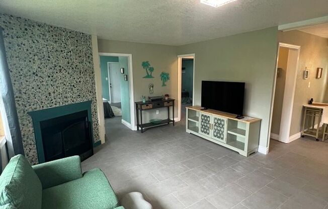 Gorgeous 2 Bed/1 Bath Waterfront Furnished Home in Weeki Wachee!