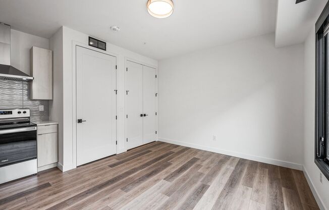 Studio, 1 bath, 400 sqft, $1,225, Unit 102