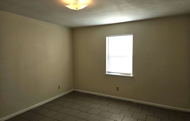 2 beds, 1 bath, $1,250, Unit Apt 25