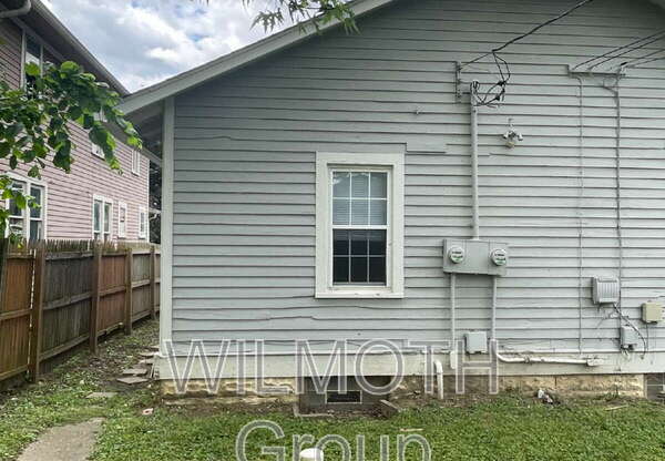 1221 N OXFORD ST