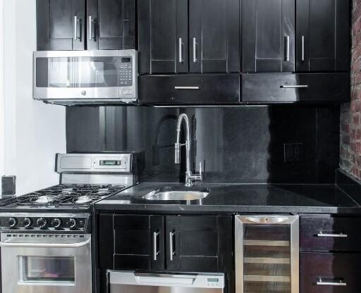 2 beds, 1 bath, $5,495, Unit 3C