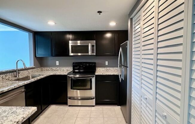 Bright and Spacious 2 bedroom Condo with W/D!