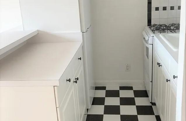 Studio, 1 bath, $2,450, Unit 4D