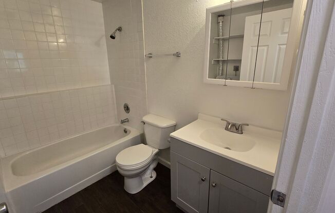 2 beds, 1 bath, $1,050, Unit Apt 3