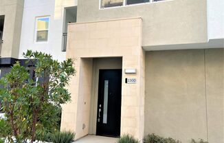 Tri-Level Townhouse in Irvine!