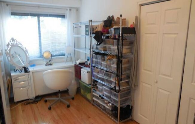 $1,995 / 2br - 750ft2 - Glover Park 2 Bedroom 1 Bath Central Air, Nice Kitchen + two car pkg! (2610 Tunlaw Road NW #1 Washington, DC)
