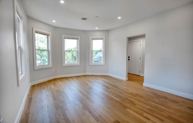 Newly Renovated - Central AC - Patio - Close to T