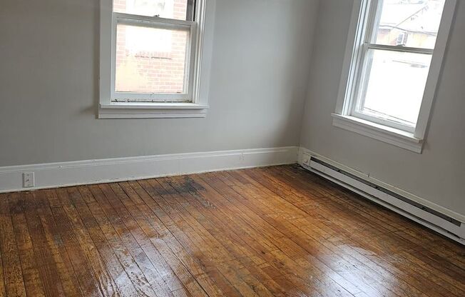 2 Bedroom House available now in Harrisburg!
