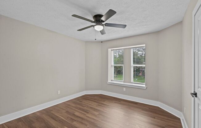 Welcome to 1107 Londonberry Ave in the heart of Friendswood