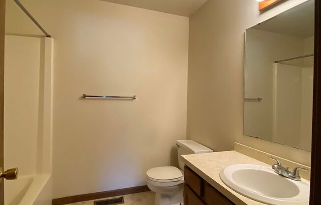 2 beds, 1 bath, $895, Unit APT. B