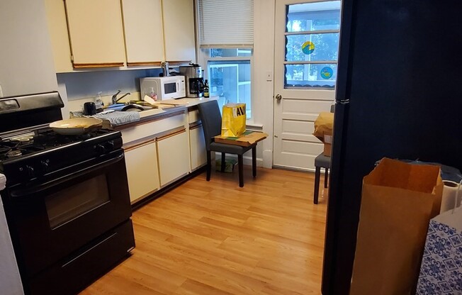 3 beds, 1 bath, 1,200 sqft, $3,500, Unit 10