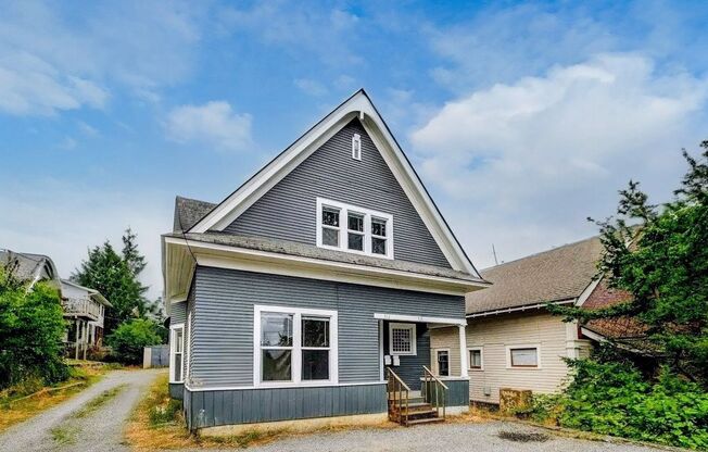 1 Block to WWU- Large Bedrooms- Large 6 Bedroom House Available in August!! Wi-Fi Included!!!!
