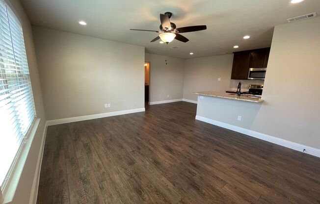 3 beds, 2 baths, 1,090 sqft, $1,595, Unit 8121