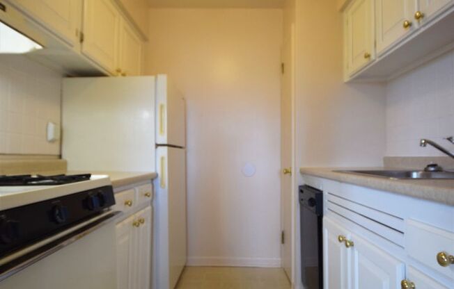 2 beds, 2 baths, 884 sqft, $1,495, Unit A-34