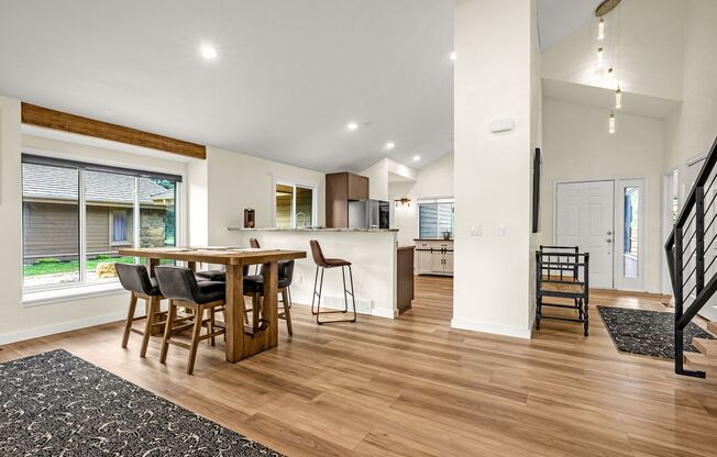 Fully Furnished Executive Townhome in Kissing Camels!