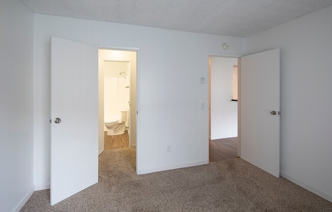 1 bed, 1 bath, 704 sqft, $2,095, Unit B-28