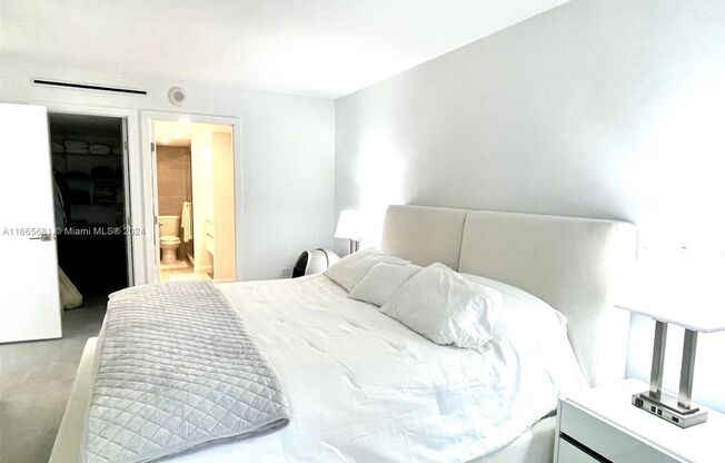 1 bed, 1 bath, 912 sqft, $3,200, Unit 5555 Collins Ave unit 6A (A11665681)