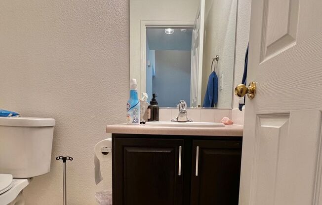 Fantastic 3 Bed 2.5 Bath Townhome in Waterglen Neighborhood!