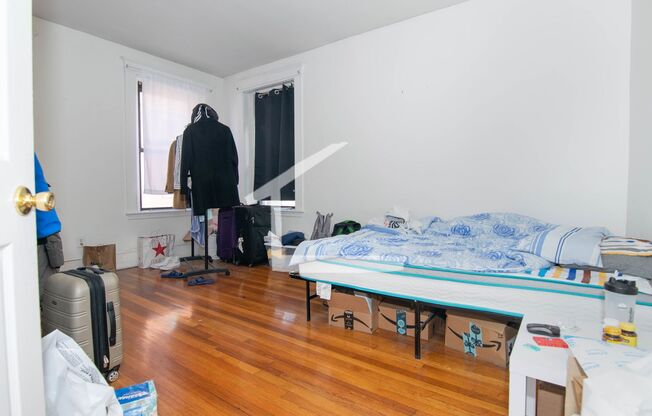 3 beds, 1 bath, $3,400, Unit 17