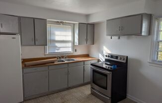 3 beds, 1 bath, $1,200, Unit Upper