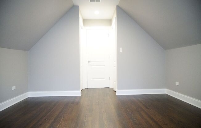 1 bed, 1 bath, $1,675, Unit 2957 N Avers 3