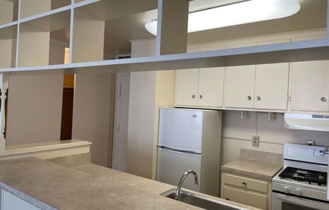 Studio, 1 bath, 360 sqft, $950, Unit 611