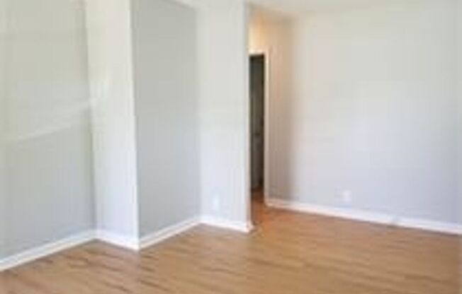 2 bd 1 ba duplex in a Great Location