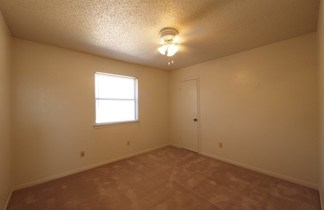 3 beds, 2 baths, $1,300