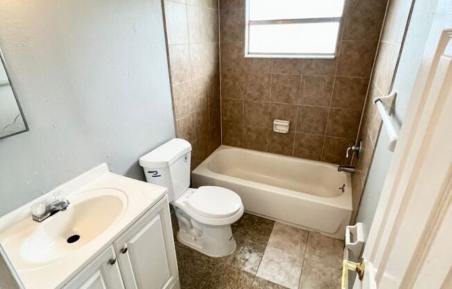 2 Bedroom 1.5 Bathroom Townhouse For Rent at 3401 Avenue R Unit A NW Winter Haven, Fl. 33881