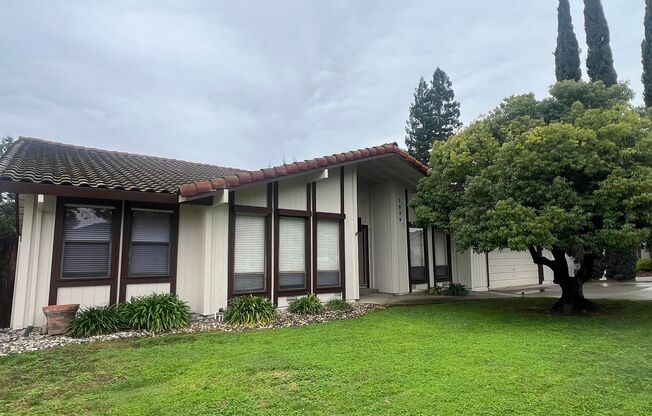 BEAUTIFUL 4 BEDROOM W/POOL IN FAIR OAKS!!