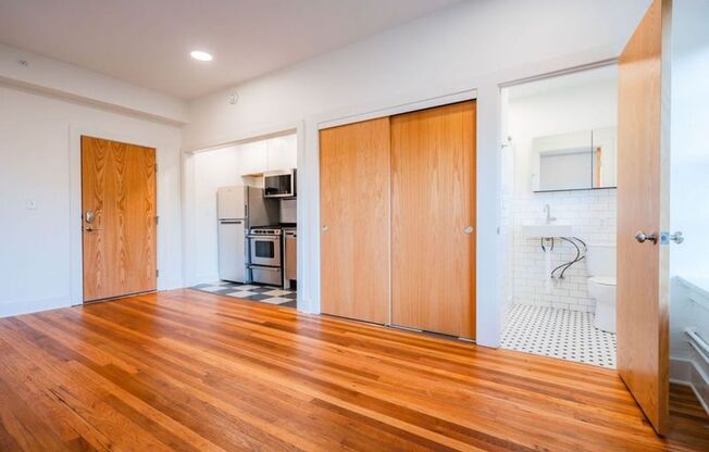 Studio, 1 bath, 270 sqft, $855, Unit Unit 13