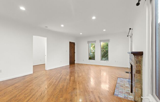 (Ellie:B) 900-902 Havenhurst Drive &amp; 8117 Willoughby Avenue