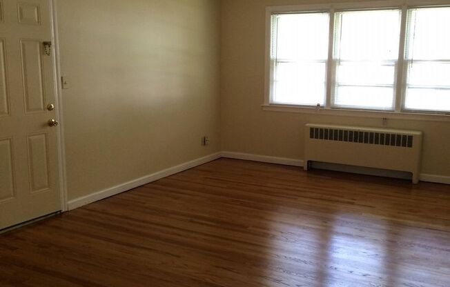 2 beds, 1 bath, $1,895, Unit SQ-189-3