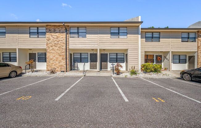 HUGE Renovated Townhome - Private Laundry & Pool