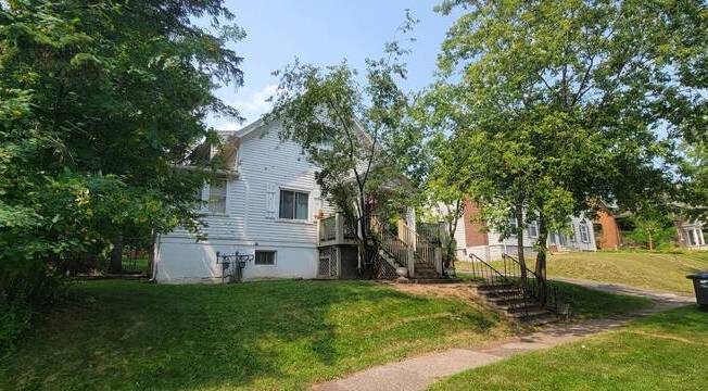 3 beds, 1 bath, 1,400 sqft, $1,600