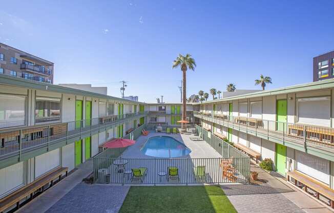 Community courtyard at The Continental Apartments in Phoenix AZ Nov 2020 (6)