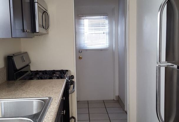 Downstairs 1bd/1ba Available in Talmadge!