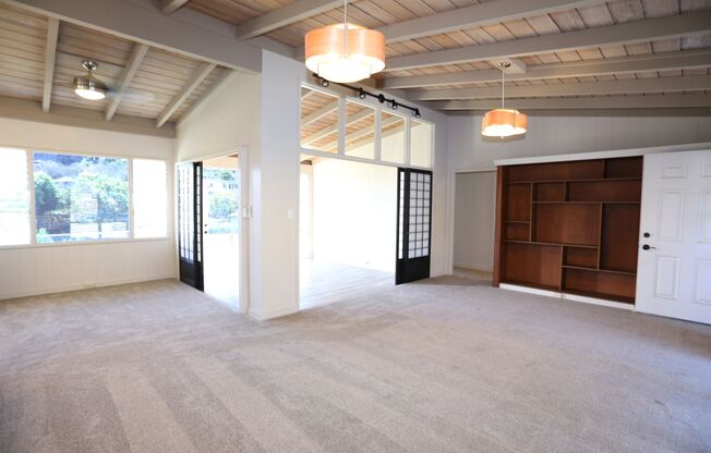 Moanalua Gardens - Renovated - single level 3 bedroom, 1 bath + 2 half baths with carport